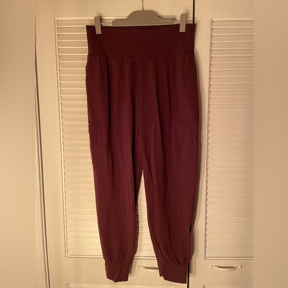 Athleta Salutation Cargo Jogger, burgundy color, size large
